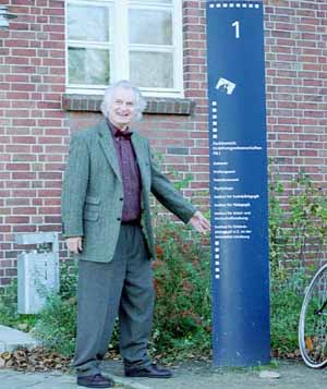 Prof. Dr. Jörg Ziegenspeck am Eingang des Instituts